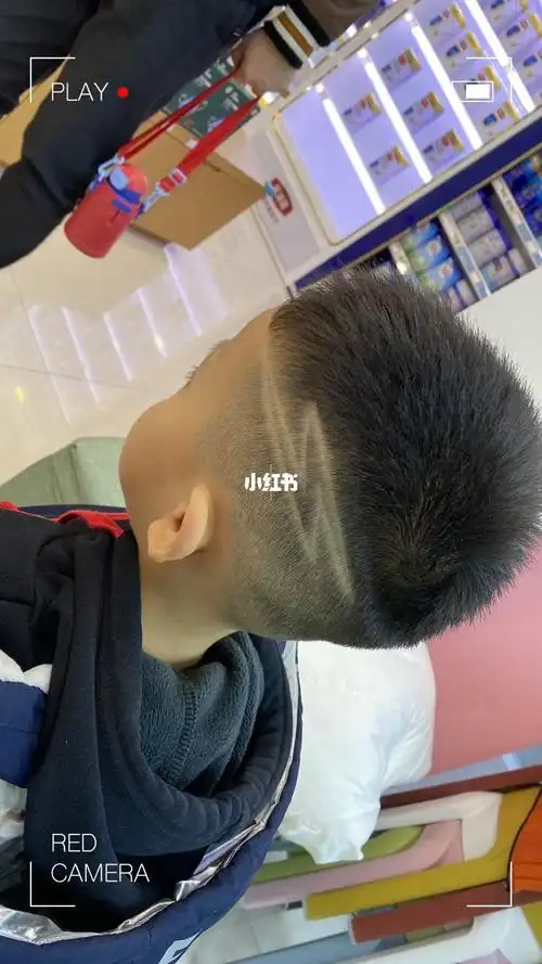 闪电雕刻男孩发型小男孩发型别乱选,剪这5种就对了,帅气有型很时尚