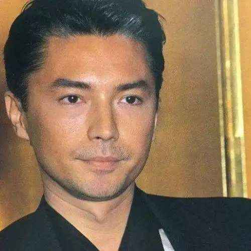 被尊龙的老年状态惊艳穿衣体面白发不染70岁还是优雅贵公子