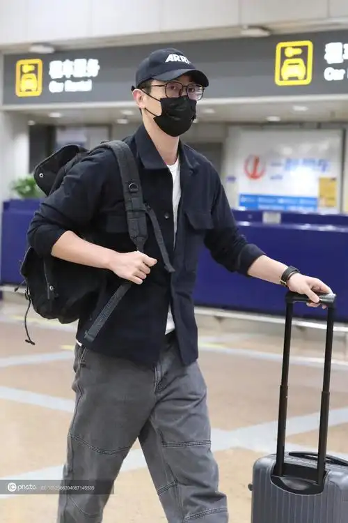 街拍朱亚文黑色衬衫白tee灰色牛仔裤低调休闲