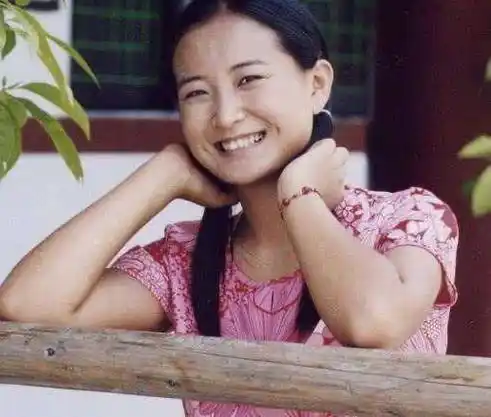 贾玲身材发福不少,看了她年轻照片,网友:惊艳到了!_身体_小时候_体重