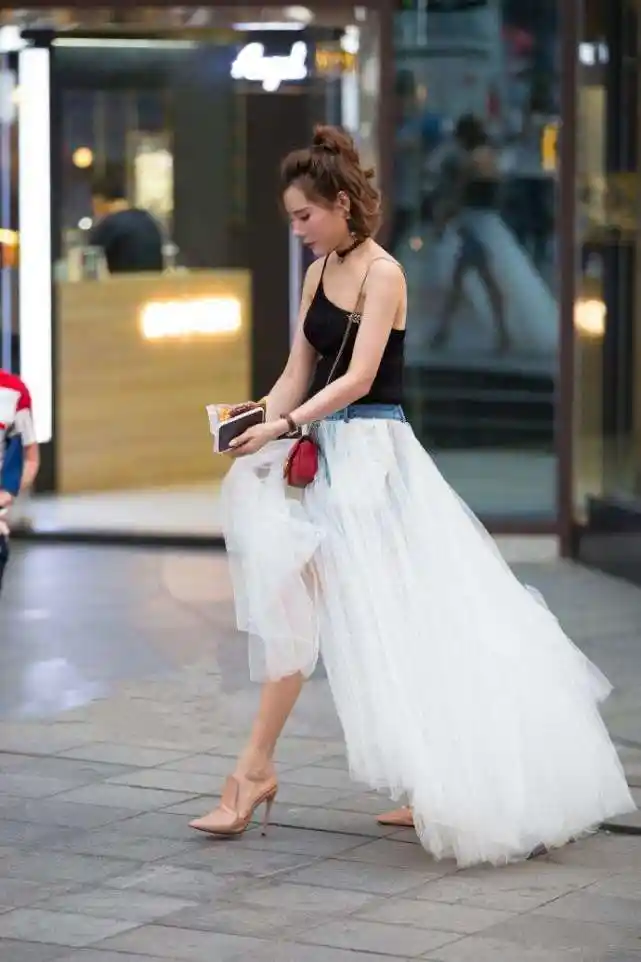 街拍:清新减龄的诱惑网纱裙,满满的小仙女气息