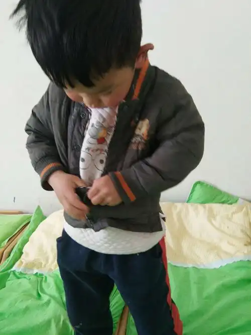 我是小班小朋友,我能自己穿衣服哦