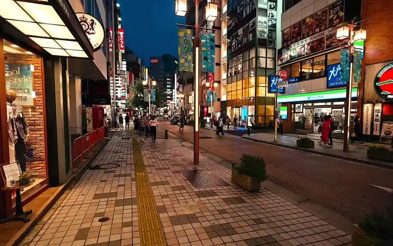 日本疫情越来越严重,夜晚漫步东京街头,人少了很多