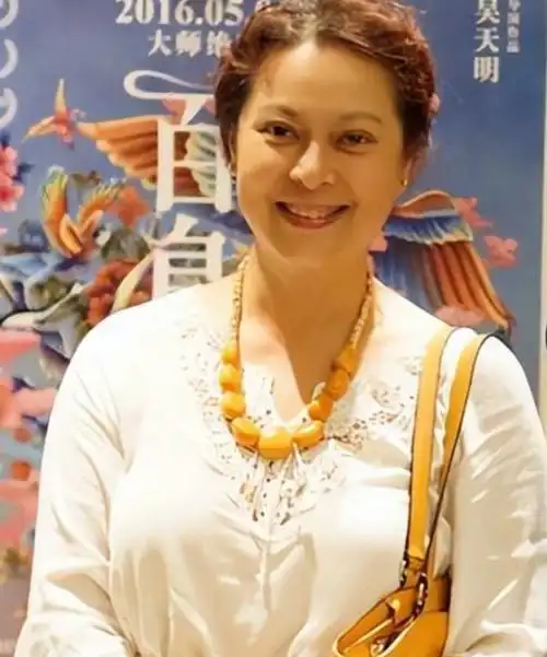 回顾演员壮丽嫁大12岁唐国强婚后连生两子一家五口幸福美满