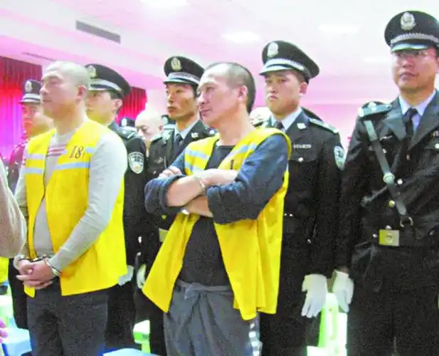 青岛黑老大受审被判20年 冷笑领刑