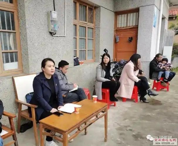 金石桥镇党委书记刘琴出席五罗村人居环境院落恳谈会