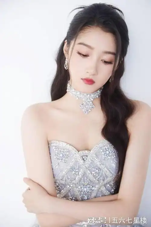 关晓彤碎钻抹胸裙皮肤白皙气质优雅