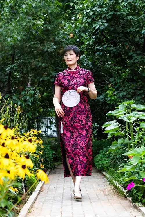 穿上多年未穿过的旗袍也得瑟一下,传承旗袍之美,展示现代中老年人的