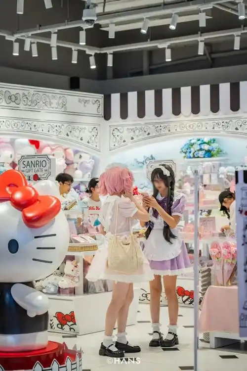 来了江汉路再开始换装,这里的商场提供免费化妆间和更衣室.