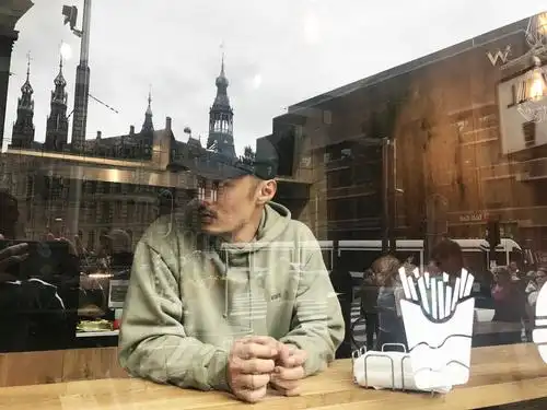 余文乐荷兰慢游帽衫配球鞋示范运动风穿搭