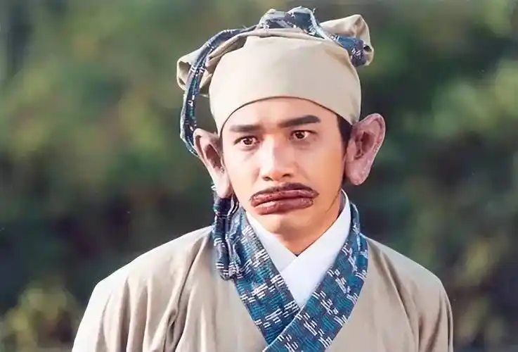 在《东邪西毒》里面饰演的香肠嘴,搞笑又让人唏嘘在《道道道》里面