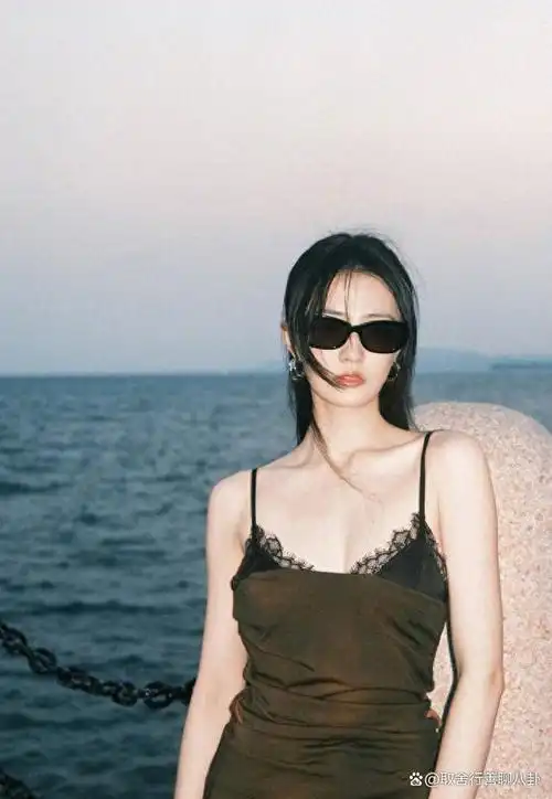 徐璐晒海边写真身穿黑色吊带肌肤白皙如牛奶貌似貂蝉性感迷人