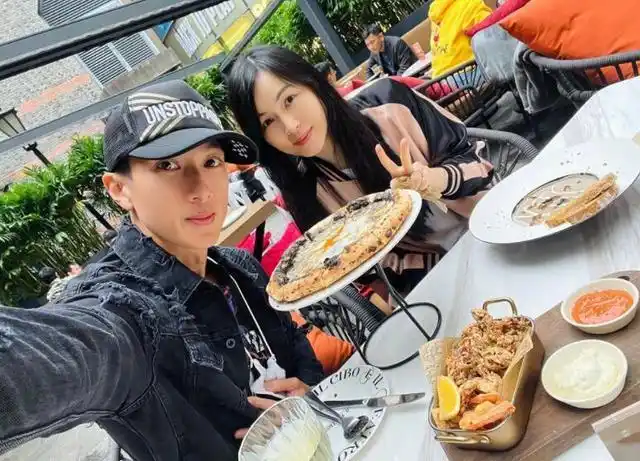 吴尊林丽莹庆祝相恋27周年,晒甜蜜初恋照秀恩爱,自称:奋斗情侣