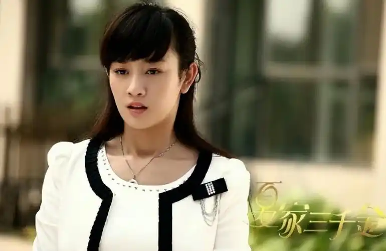 在《古剑奇谭》里面她演的方如沁,也是端庄大方的大家闺秀,即使是演