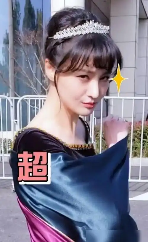 郑爽模仿鞠婧祎穿横领礼服却因体型太瘦穿出了洛丽塔风格