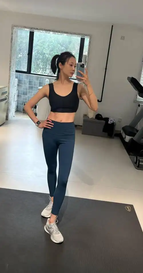 演员李纯大胆秀健身美照尴尬部位细心打码曾因黑桃纹身惹争议