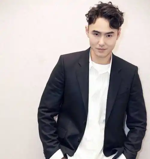 恭喜阮经天曝新恋情刻意将女友脸部打码希望外界能给予空间