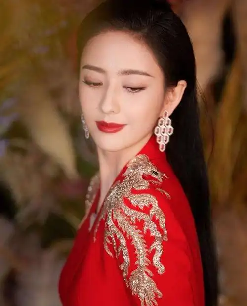 最美春晚主持佟丽娅穿搭:一袭红裙落落大方,紫色长裙优雅女人