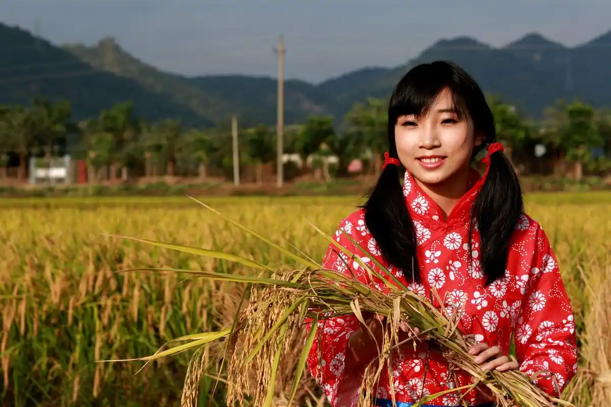 农村的姑娘虽然没有城市姑娘的光鲜亮丽,但勤劳朴实的女孩更显出一种