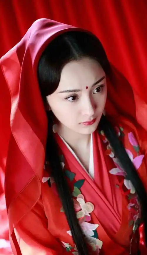尤其是在古装玄幻剧《三生三世十里桃花》中,她一袭红衣素裹的新娘服