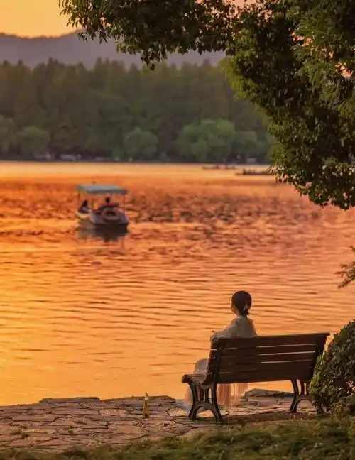8个湖边日落拍照姿势,唯美光影勾勒浪漫意境,拍出绝美夕阳大片