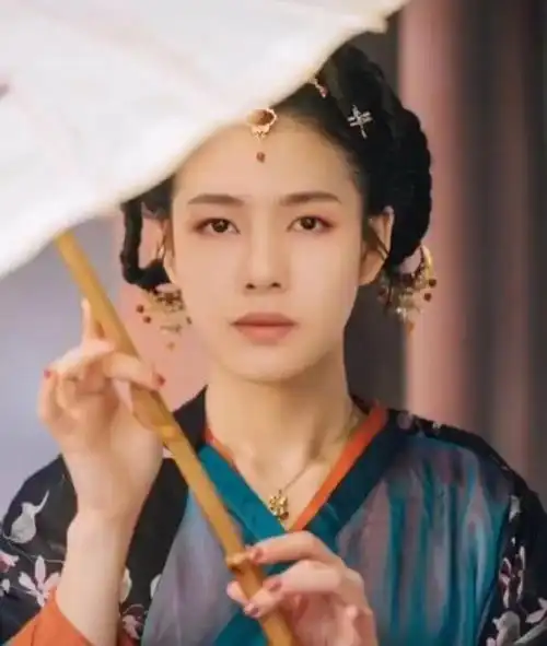 本以为王一博女装够美了看到肖战后网友还让不让女生活了