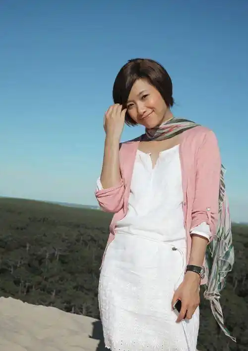 徐静蕾意识到老了?金色短发也太潮了,不年轻只会晃眼睛!