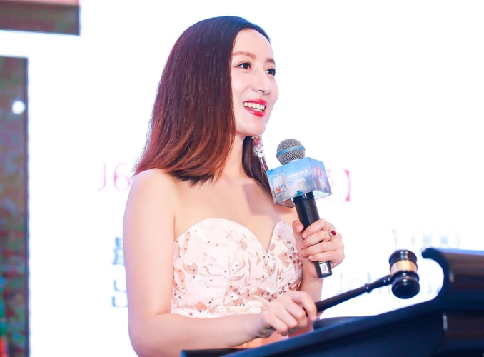 p>徐佩璐,smg上海电视台东方卫视中心《世界爸妈说》节目主持人,执行