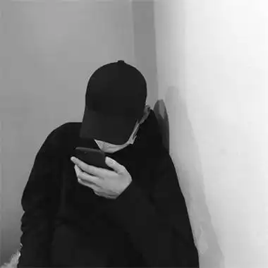 黑白伤感帅气的精致男生头像