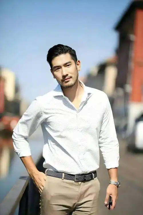 著名演员高以翔去世4年后,父亲又离世,悲情妈妈的泪擦不干