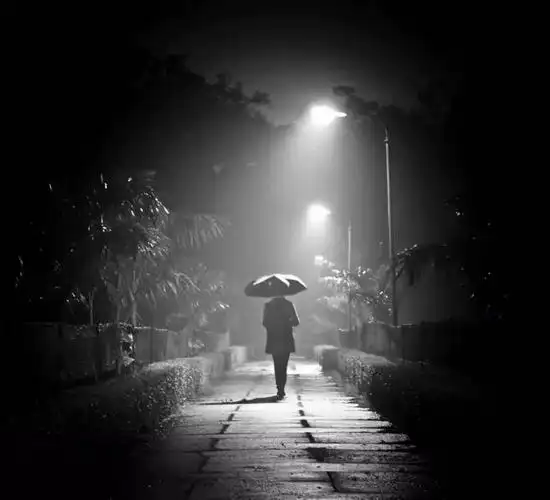 我一个人哭(我一个人哭了两个人都会快乐歌词是什么意思)