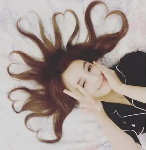 李小璐晒心形发型 网友:甜馨快看你妈妈变八爪鱼了!