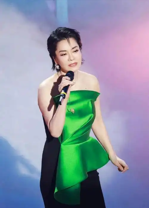 毛阿敏成功减肥后豁出去穿抹胸裙一点也不害羞60岁美出新高度