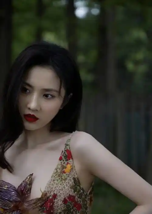 今一袭印花抹身材裙,明艳动人_张慧雯_张艺谋_合作