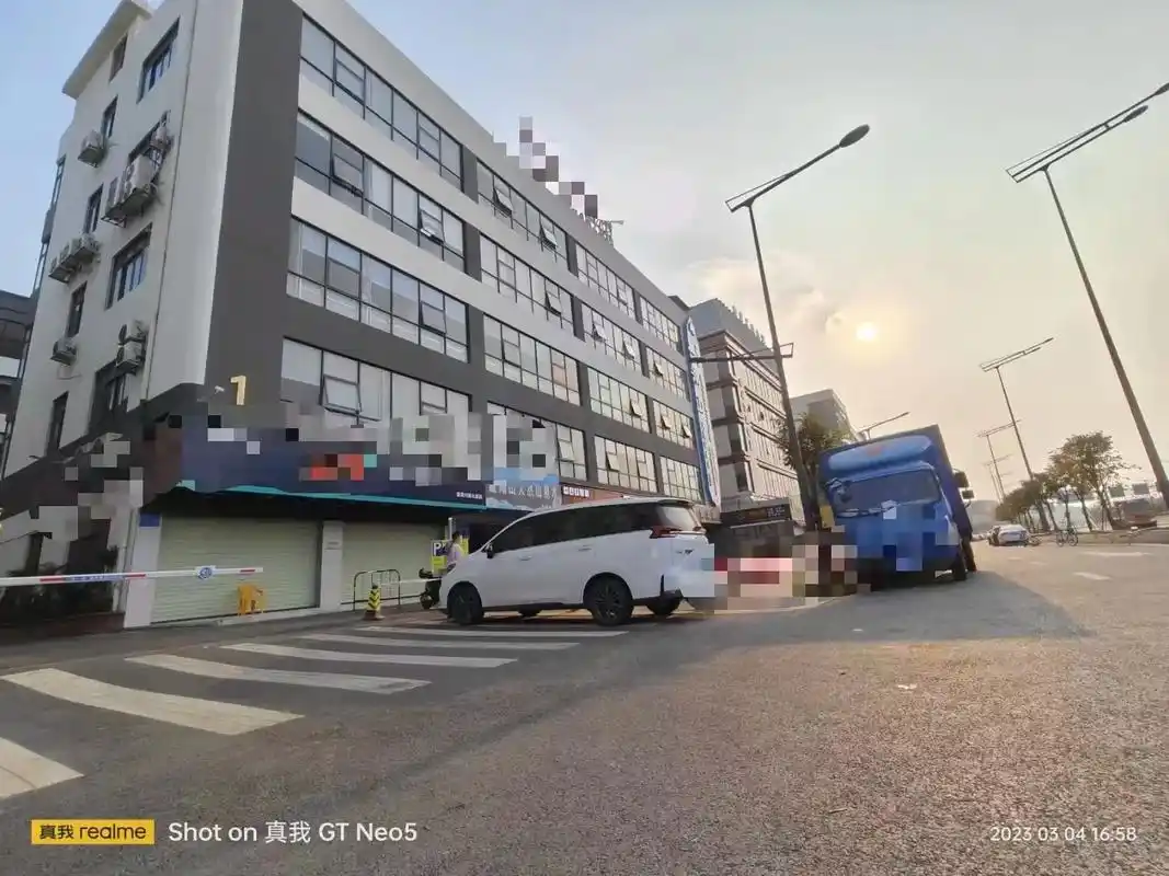 南村员岗地铁口155平方写字楼出租.