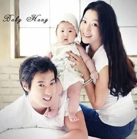 金喜善一家三口幸福家居照