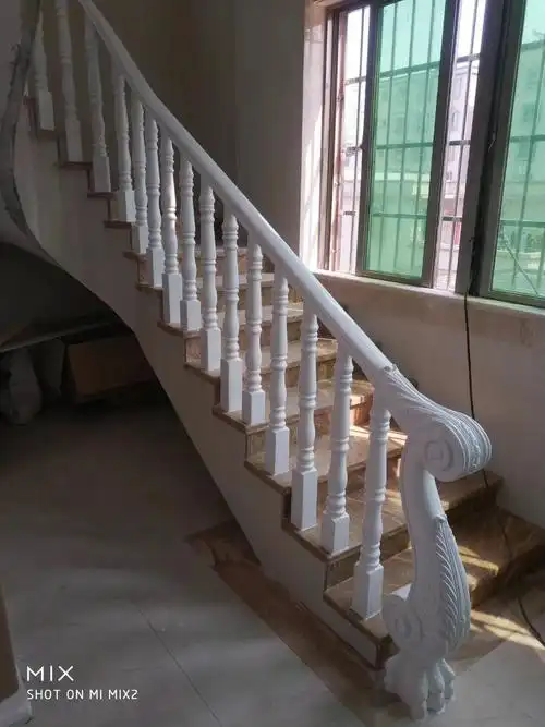 纯白楼梯扶手