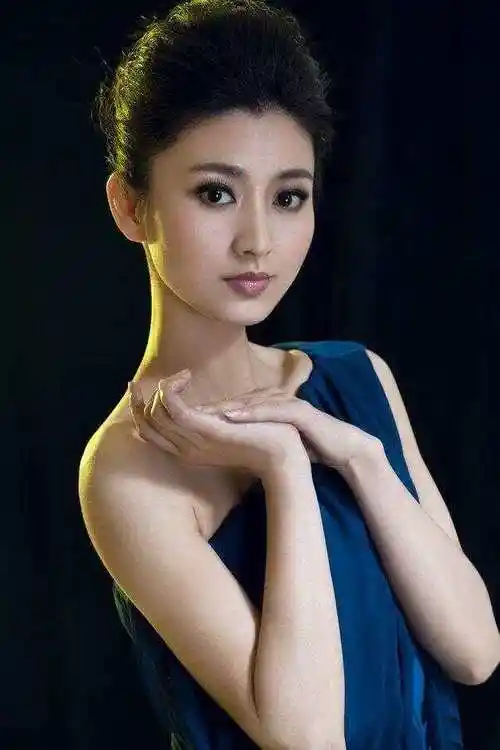 斓曦"沈眉庄"气场全开,穿长裙惊艳亮相,这腿看着有一米八