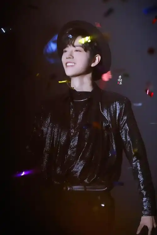 肖战泰国行4组造型,gucci高雅,balmain霸气,骑士装的绅士绝a