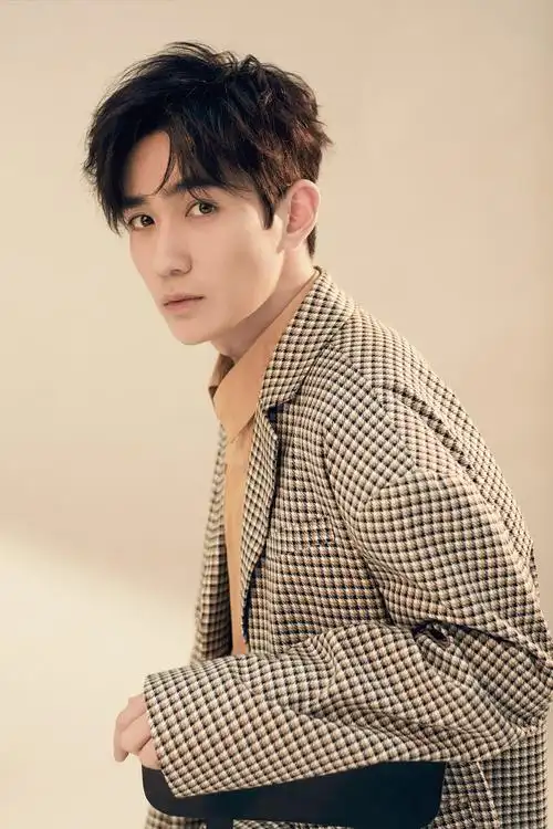 朱一龙最新写真发布 暖色西装彰显阳光活力_凤凰网娱乐_凤凰网