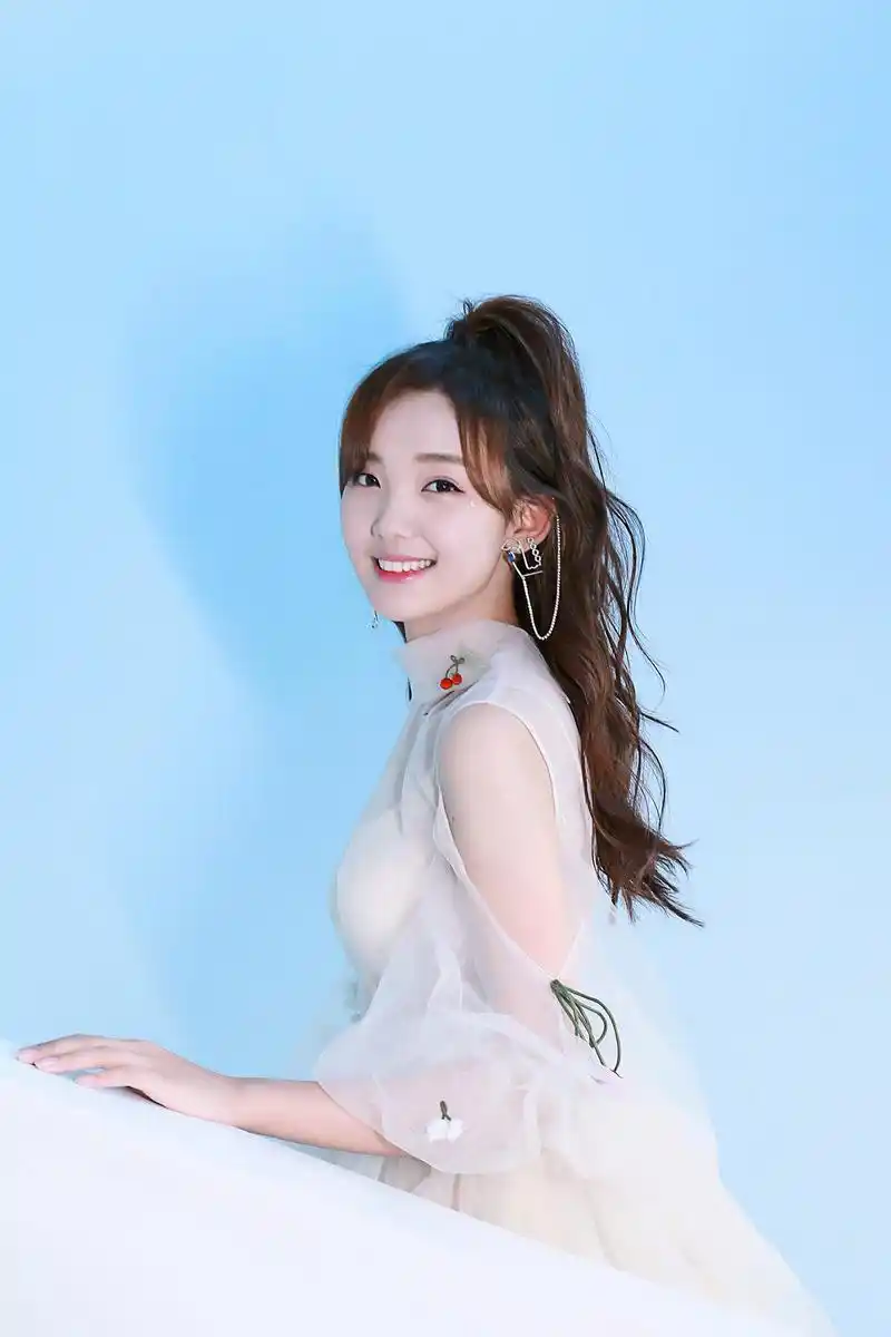 吕小雨活动宣传美照,身穿一款白纱长裙甜美清新