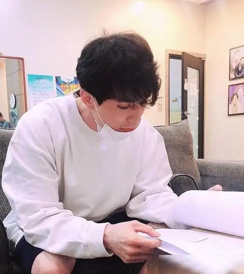 李栋旭女友视角帅照李栋旭吃火锅听音乐都像画报这男人太绝