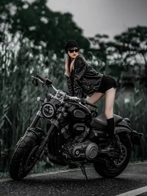 女孩骑摩托超酷的呀