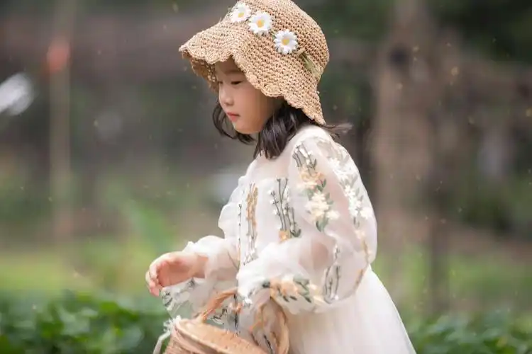 采蘑菇的小姑娘