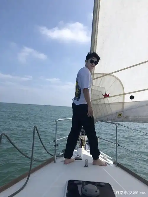 李晨真是男土豪,光脚穿t恤黑长裤开游艇出海,单身变得更潇洒了