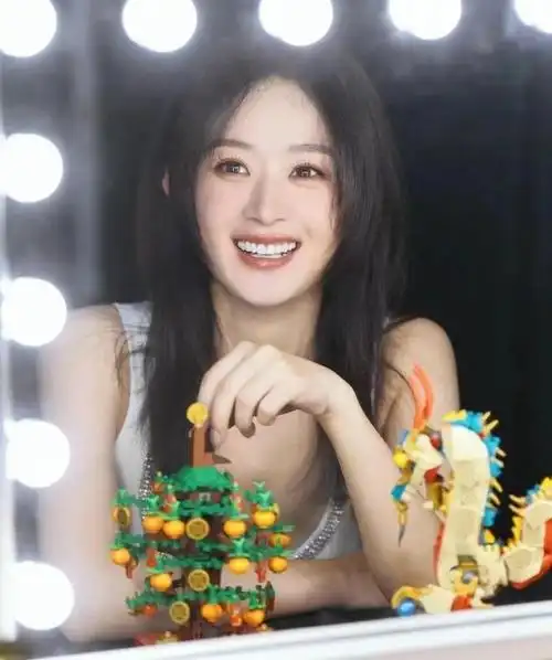 二 赵丽颖新年后亮相,越来越美了而赵丽颖的这个新发型,也让她有了