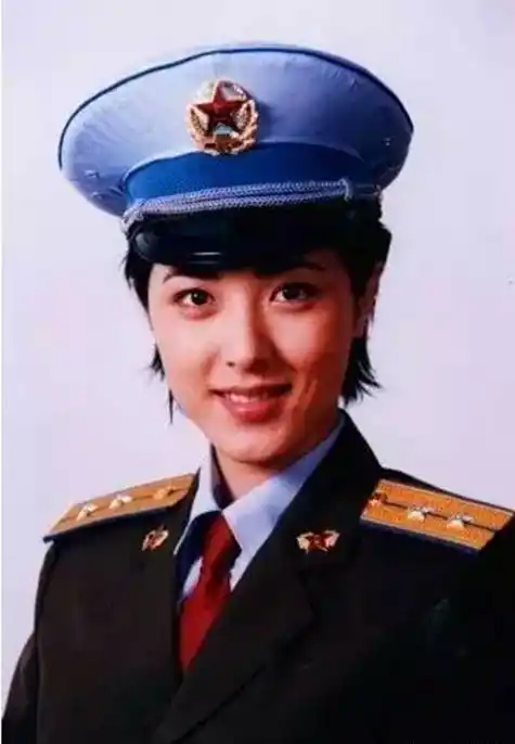 校花"曾黎:默默无闻二十年,却活成了所有女人的梦想_章子怡_毕业_大学