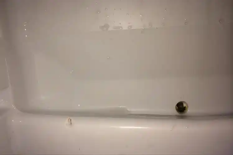 3,冰箱的排水孔堵塞,造成水溢出结冰