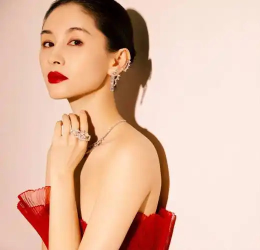 跟吴永恩分开之后,王子文红色抹胸裙出镜,美美哒!