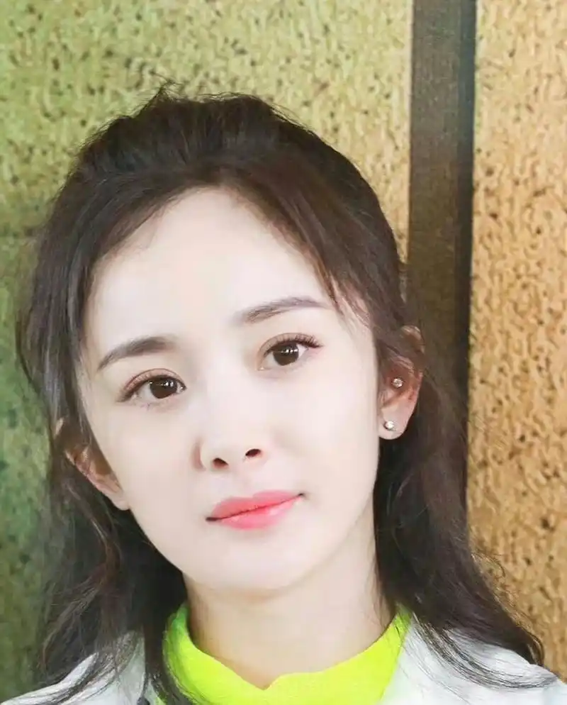 今天闲的没事 一起来数数幂姐的耳洞有几个